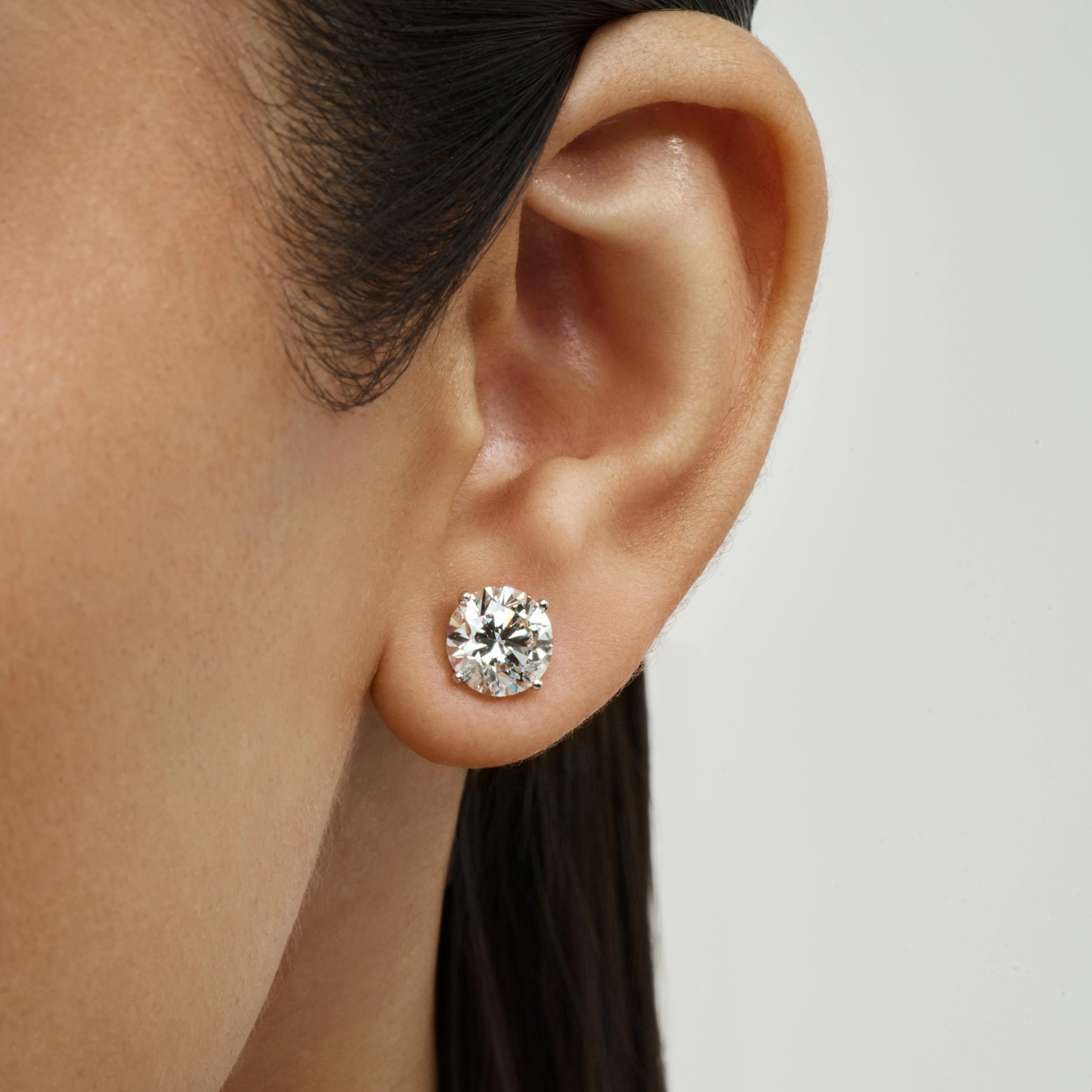 ROUND DIAMOND STUD EARRINGS