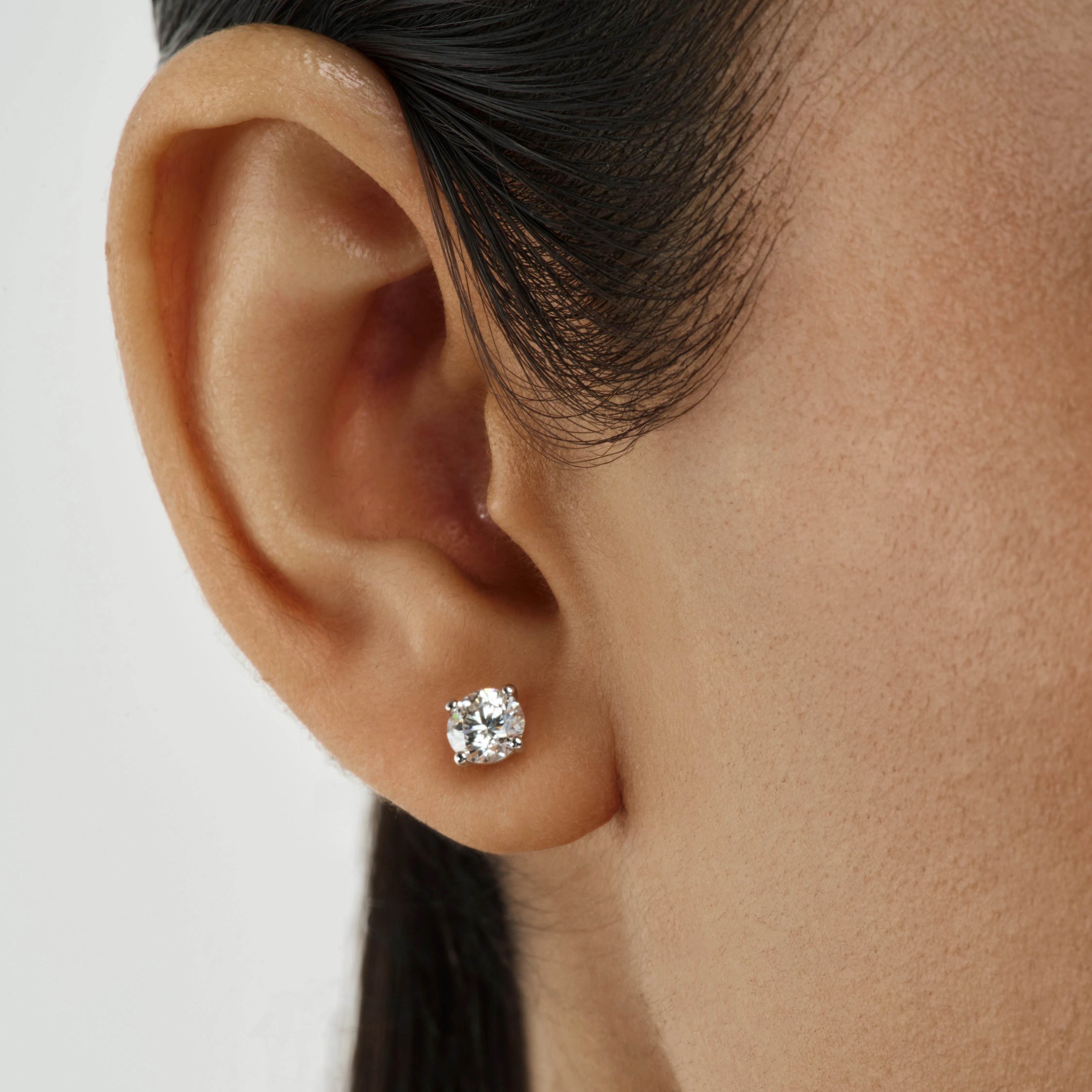 ROUND DIAMOND STUD EARRINGS