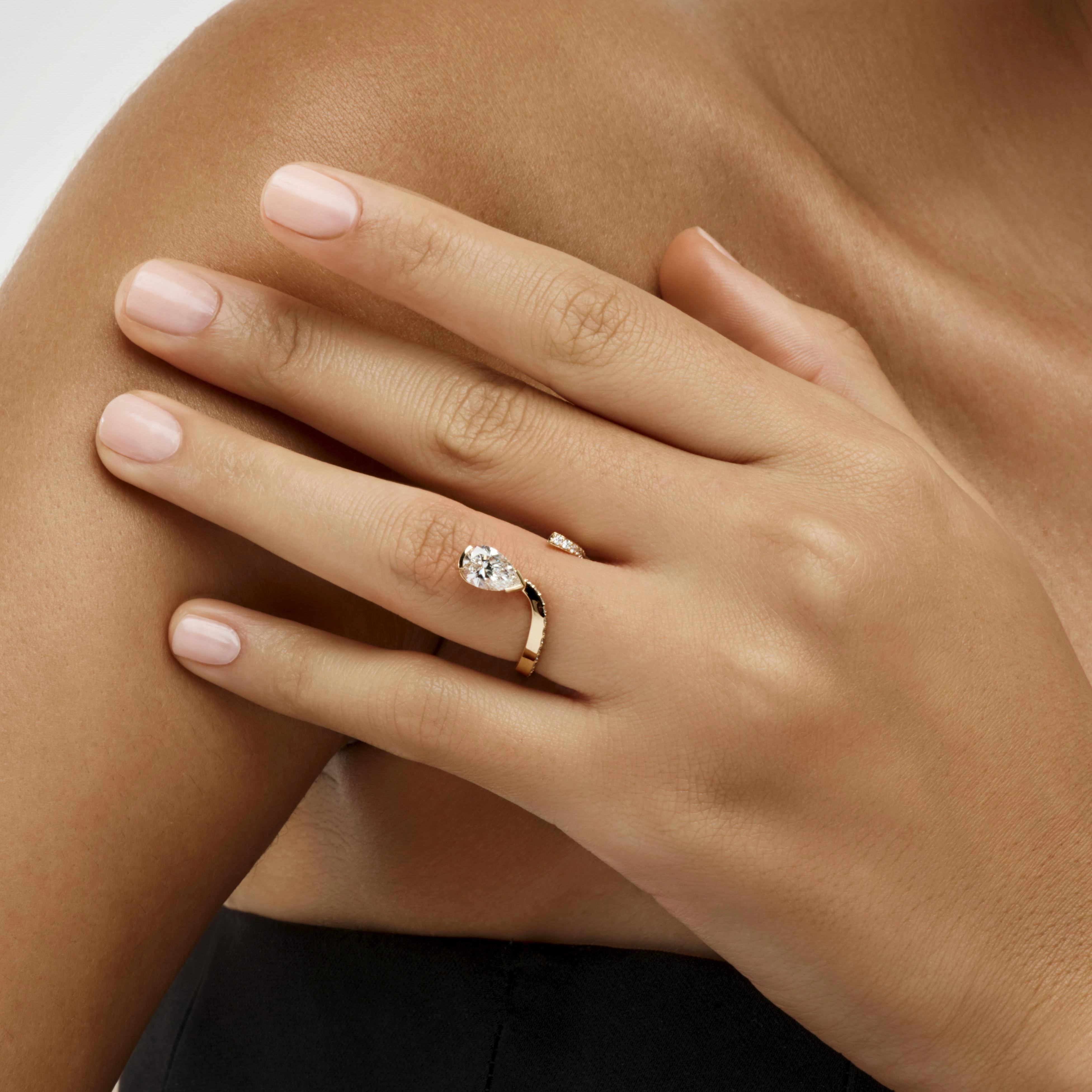 SNAKE OF LIGHT DIAMOND RING