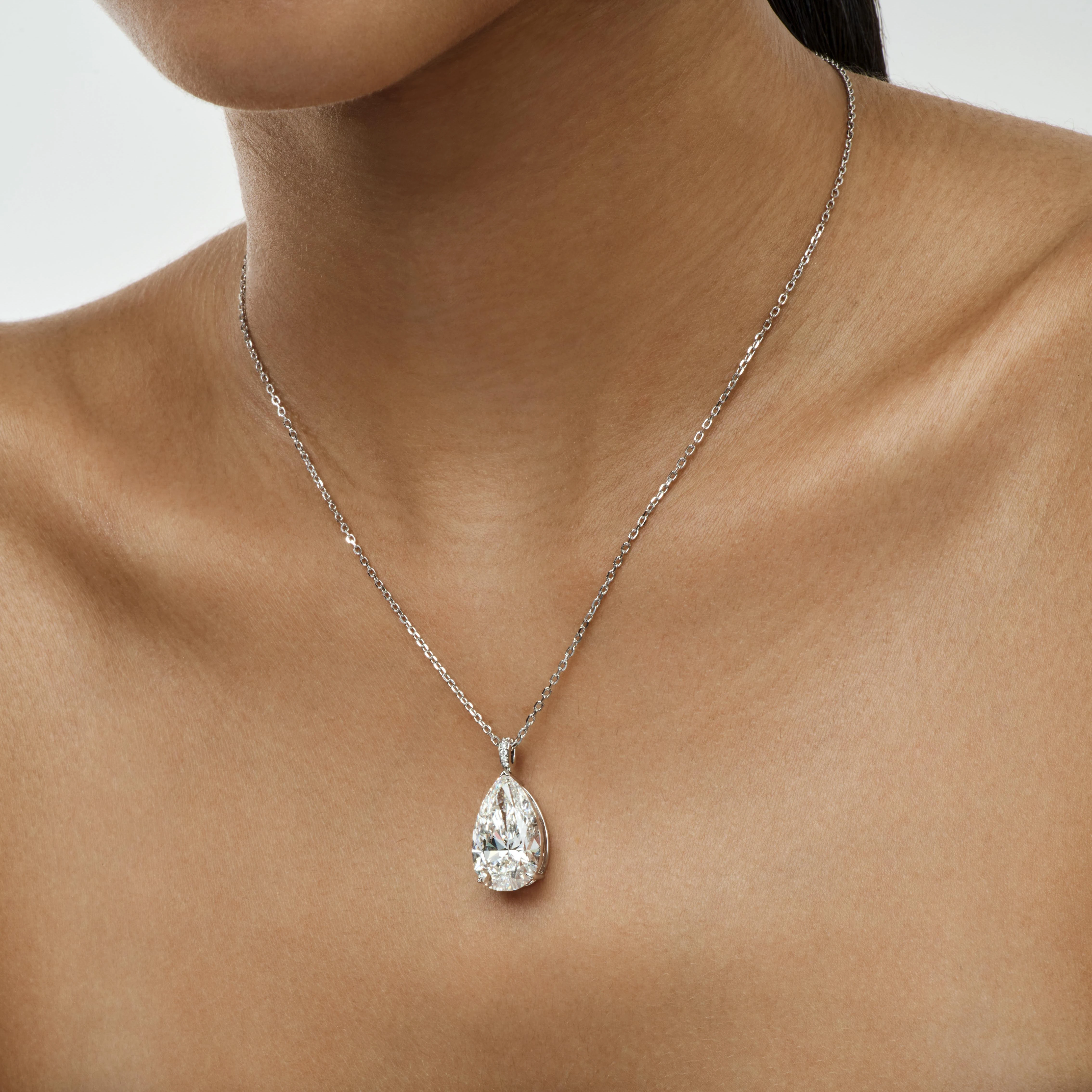 PEAR-SHAPED DIAMOND PENDANT